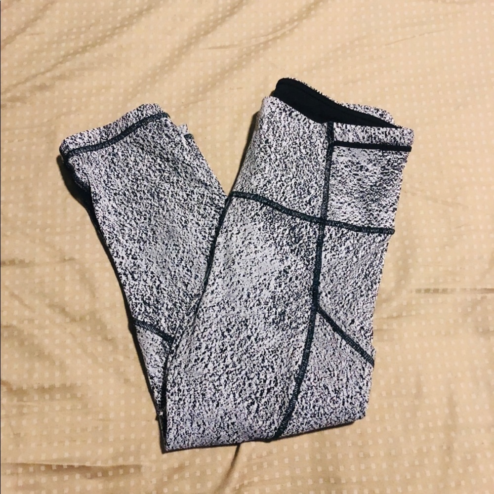 Black and white lululemon crop/Capri